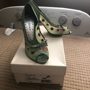 BCBG floral sage green heels size 6